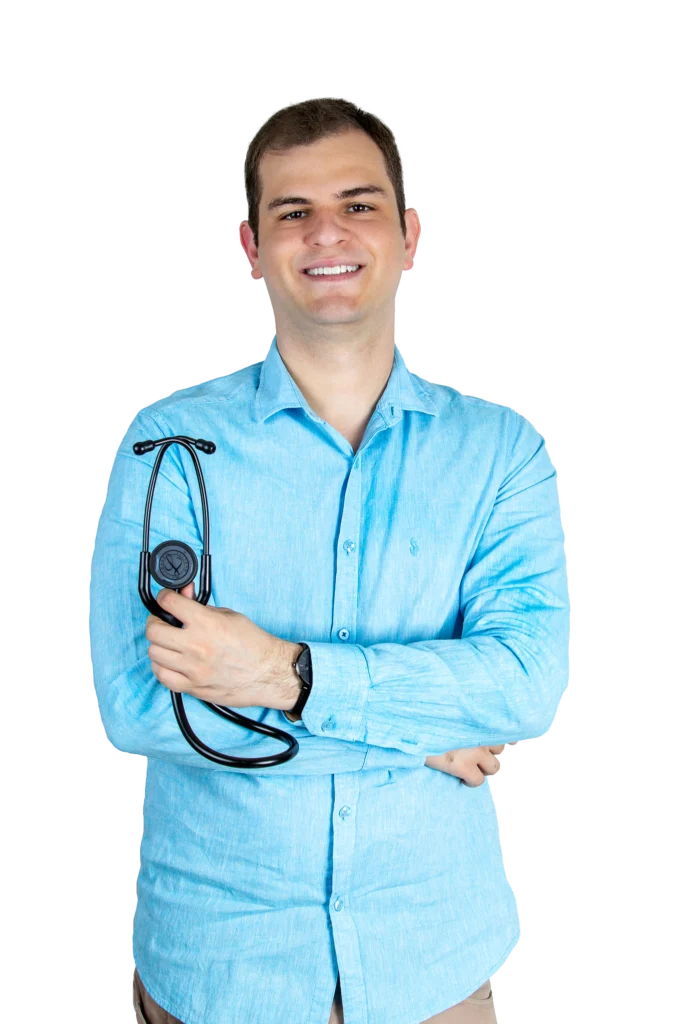 Dr Breno Sahb, Médico de Família e Comunidade segurando estetoscópio.